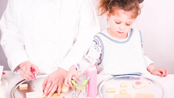 Pas Pas Décorer Les Biscuits Sucre Avec Glaçage Royal Saupoudrer — Photo