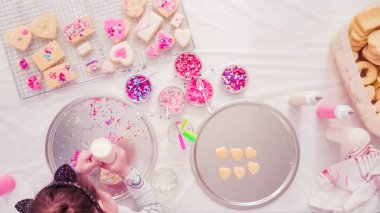 Düz yatıyordu. Adım adım. Kraliyet krema ve şeker ile şekerli kurabiye Sevgililer günü için dekorasyon.