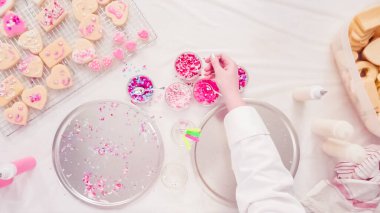 Düz yatıyordu. Adım adım. Küçük kız Kraliyet krema ve şeker ile şekerli kurabiye Sevgililer günü için decarting.