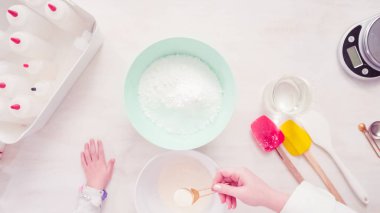 Düz yatıyordu. Adım adım. Şekerli kurabiye süslemek için royal Icing karıştırma.