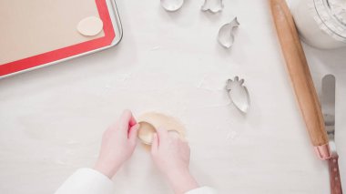 Adım adım. Düz yatıyordu. Paskalya şekilli kurabiye kesicilerle şekerli kurabiye hamuru kesiyorum..