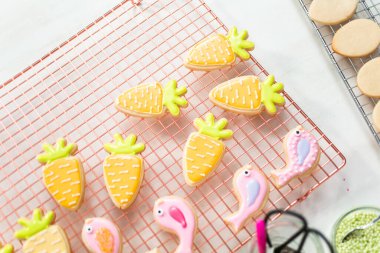 Paskalya şekerli kurabiyeleri dönüşümlü kremayla süslemek.