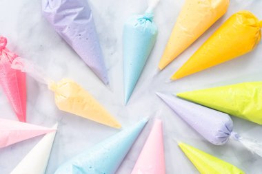 Düz yatıyordu. Pastel renkli Paskalya şekerli kurabiye süslemek için Kraliyet krema ile çanta boru.