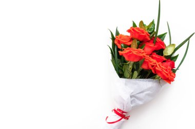 Düz yatıyordu. Beyaz arka planda kırmızı güller ve yeşil yapraklar..