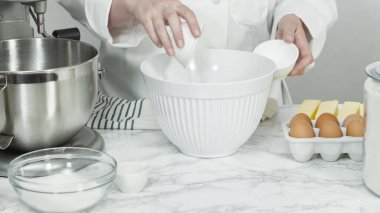 Adım adım. Şekerli kurabiye pişirmek için mutfak mikserinin malzemelerini karıştırıyorum..