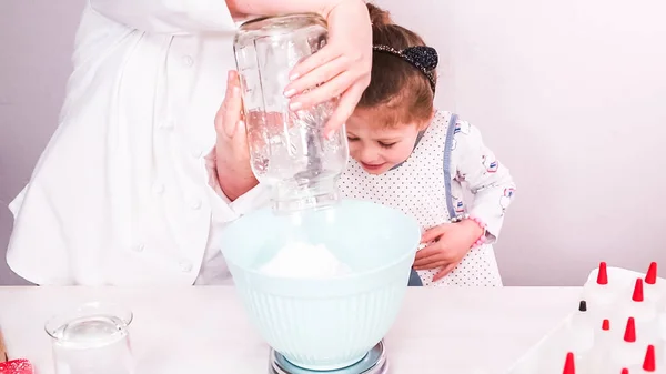 Pas Pas Mélange Glaçage Royal Pour Décorer Les Biscuits Sucre — Photo