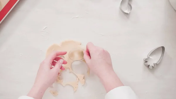 Paso Paso Acostado Corte Masa Galletas Azúcar Con Cortadores Galletas — Foto de Stock