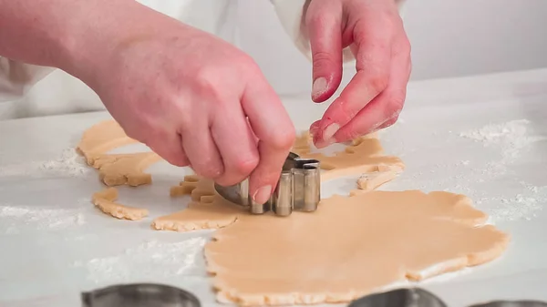 一步一步 用复活节形饼干切割机切糖饼干面团 — 图库照片
