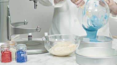 Adım adım. Üç katlı vanilyalı kek pişirmek için yemek boyasını kek hamuruna karıştırıyorum..