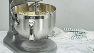 Adım adım. Şekerli kurabiye pişirmek için mutfak mikserinin malzemelerini karıştırıyorum..