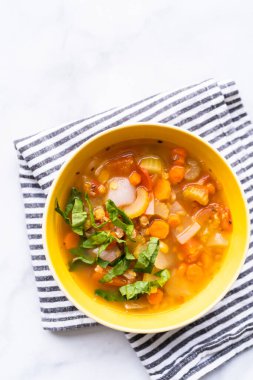 Taze ıspanakla süslenmiş taze mercimek çorbası..