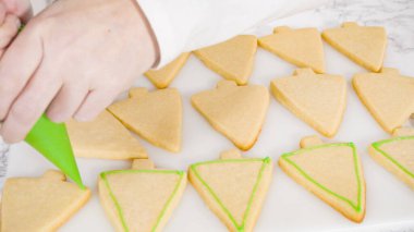 - Adım adım. Buzlu Noel ağacı şekilli şeker kurabiyeleri ve yeşil kraliyet kreması..