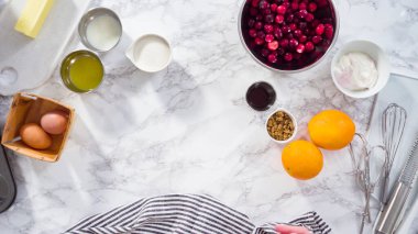 Düz yatıyordu. Adım adım. Kızılcık keki pişirmek için karışımı karıştırıyorum..