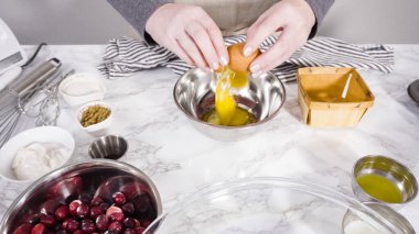 Adım adım. Kızılcık keki pişirmek için karışımı karıştırıyorum..