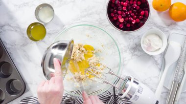 Düz yatıyordu. Adım adım. Kızılcık keki pişirmek için karışımı karıştırıyorum..