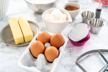 Kırmızı kadife kek pişirmek için gerekli malzemeler..