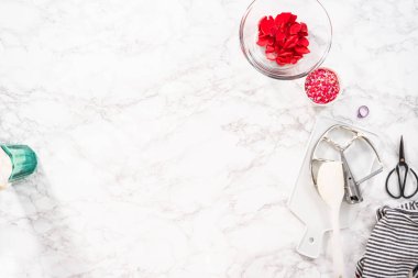 Düz yatıyordu. Düz yatıyordu. Soğutucu taze pişmiş kırmızı kadife kekler..