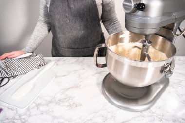 Kırmızı kadife kekleri süslemek için krem peyniri hazırlıyorum..