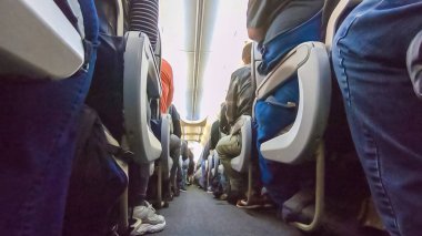 Ekonomi sınıfı koltuk orta boyut yolcu uçak.
