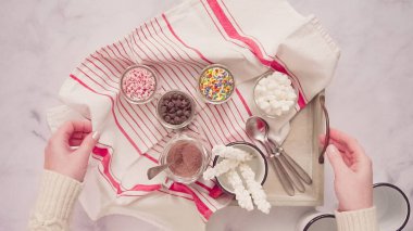 Düz yatıyordu. Camdan bardakta büyük boy kremalı Amrican çikolatası yapıyorum..