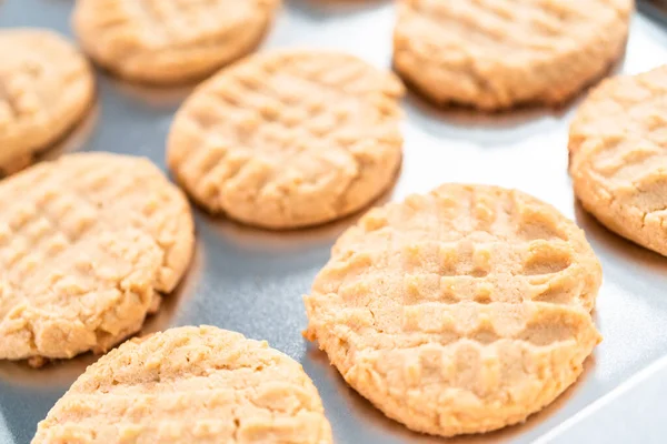 Frisch Gebackene Erdnussbutter Plätzchen Auf Einem Backblech — Stockfoto