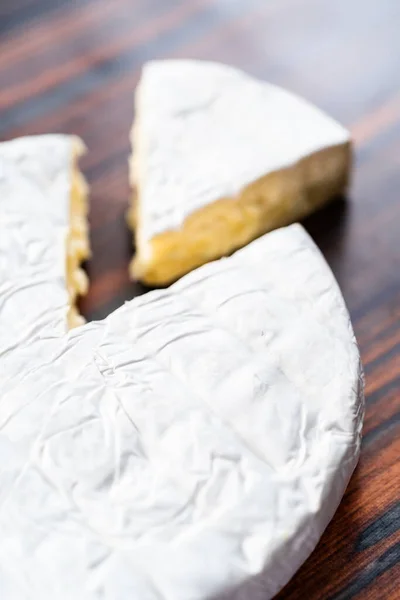 Triplo Queijo Brie Creme Francês Fatiado Fundo Madeira Escuro — Fotografia de Stock