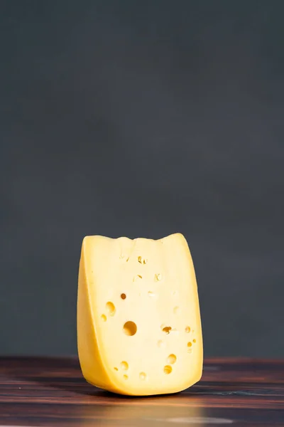 Grande Cunha Queijo Suíço Semi Macio Parcialmente Desnatado Fundo Madeira — Fotografia de Stock