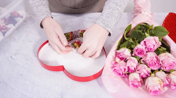 Paso Paso Ramo Rosas Rosadas Con Una Caja Fresas Bañadas — Foto de Stock