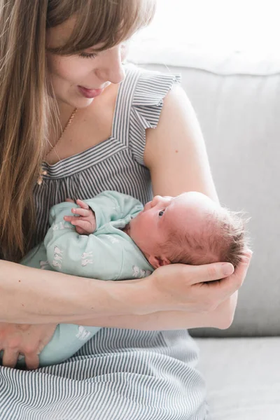 Portrait Style Vie Une Jeune Mère Fille Trois Semaines — Photo