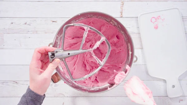 평평하게 라즈베리 버터크림을 부엌용 믹서에 초콜릿 라즈베리 케이크 — 스톡 사진
