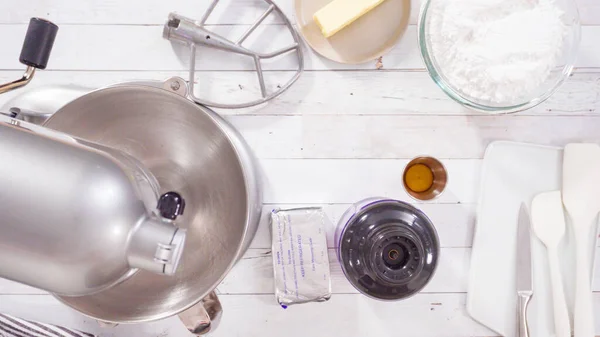 평평하게 라즈베리 버터크림을 부엌용 믹서에 초콜릿 라즈베리 케이크 — 스톡 사진