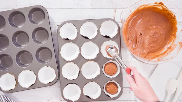 Düz Yatıyordu Çikolatalı Ahudududulu Kek Pişirmek Için Folyoya Hamur Katıyorum — Stok fotoğraf