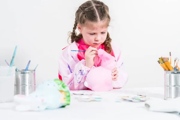 Ensino Casa Durante Bloqueio Covid Menina Pintura Papel Mache Páscoa — Fotografia de Stock