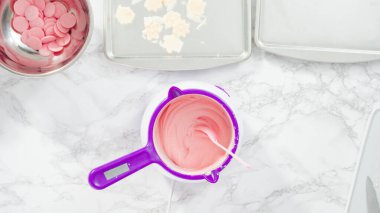 Düz yatıyordu. Adım adım. Çikolatalı şekerleri eritmek elektrikli bir şeker tenceresinde erir..