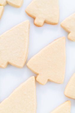 Noel şekerli kurabiyeleri süslemek kraliyet kreması ve şekerlerle.