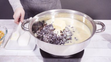 Adım adım. Kavanozda çikolata parçaları eritip fındıklı şekerleme yapıyorum..