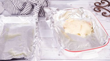 Adım adım. Erimiş çikolatayı pişirme kabında pişirme folyosuyla kaplayıp şeker kamışı çikolatalı şekerleme yapmak..