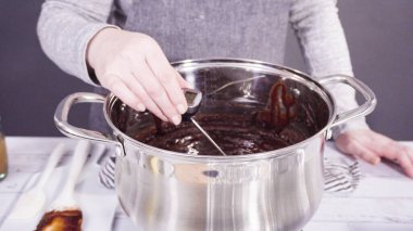 Adım adım. Basit çikolatalı şekerlemeler yapmak için yemek kabındaki malzemeleri karıştırıyorum..