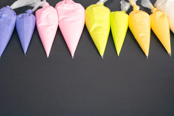 塑料管袋中的皇家糖霜的各种颜色 — 图库照片