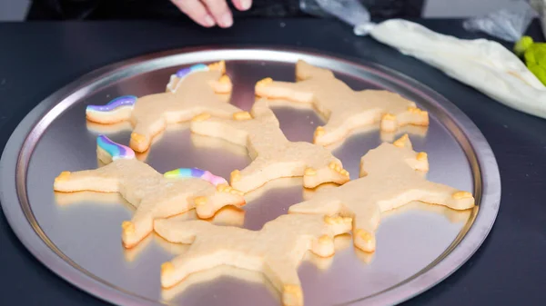 Schritt Für Schritt Einhorn Zuckerkekse Mit Königlichem Zuckerguss Verzieren — Stockfoto