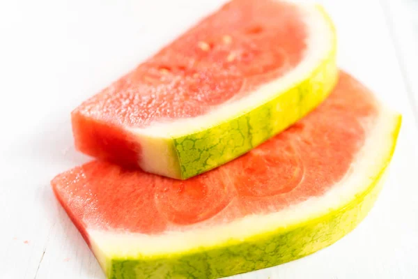 Skivning Röd Fröfri Vattenmelon Vit Skärbräda — Stockfoto