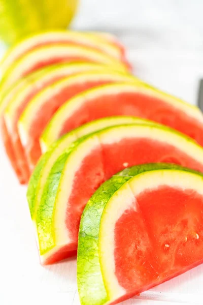 Rode Zaadloze Watermeloen Snijden Een Witte Snijplank — Stockfoto