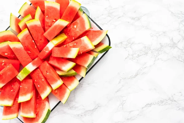 Kleine Scheiben Roter Kernloser Wassermelone Auf Dem Tablett Für Die — Stockfoto