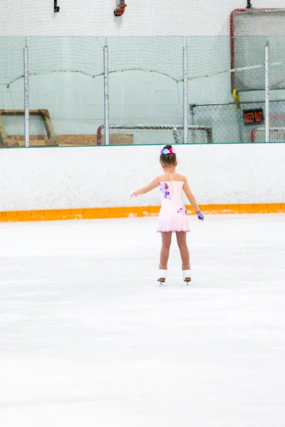 Pembe Bir Elbiseyle Yapay Elmaslarla Artistik Patinaj Yapan Küçük Bir — Stok fotoğraf