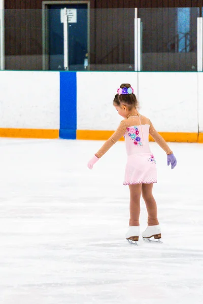 Kleines Mädchen Übt Eiskunstlauf Elemente Einem Rosa Kleid Mit Strass — Stockfoto