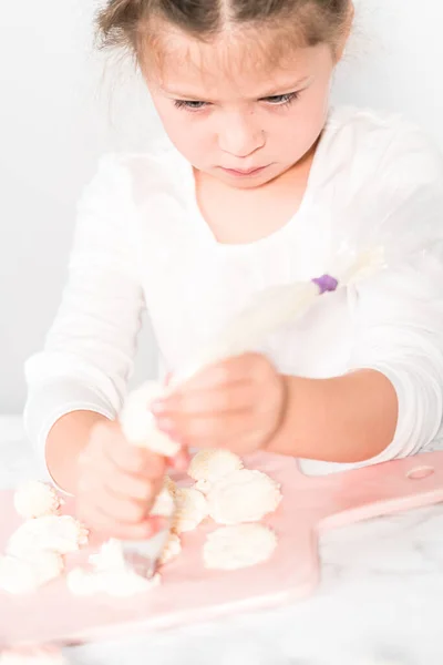 Little Girl Practicing Piping Italian Buttercream Frosting — Stock Photo, Image