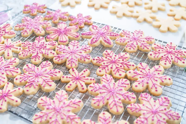 Decorar Biscoitos Açúcar Natal Com Cereja Real Polvilhas — Fotografia de Stock