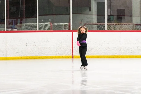 Menina Praticando Patinação Artística Move Pista Gelo Interior — Fotografia de Stock