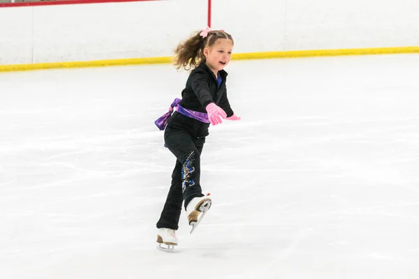 Küçük Kız Buz Pistinde Artistik Patinaj Yapıyor — Stok fotoğraf