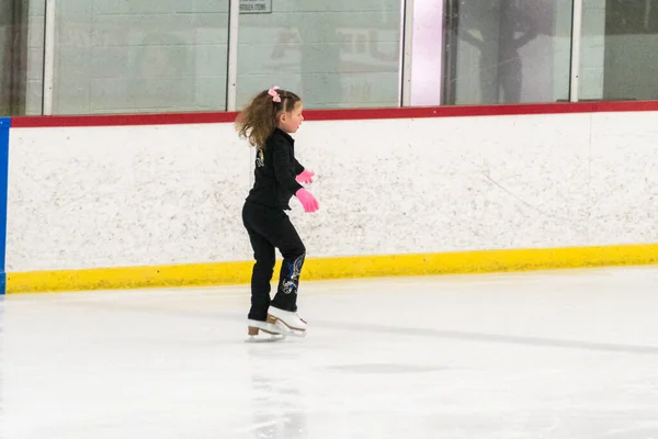 Menina Praticando Patinação Artística Move Pista Gelo Interior — Fotografia de Stock